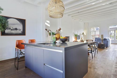 Современные апартаменты с интересным декором 10