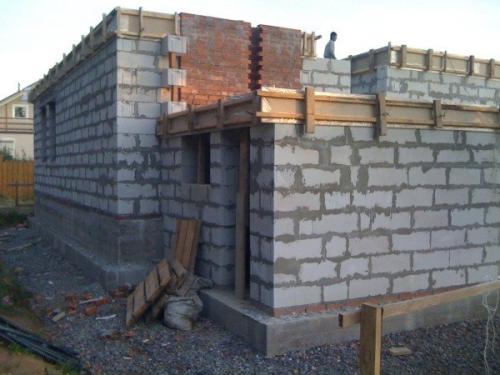 Чем обшить стены дома из пеноблока. Фасад сооружений