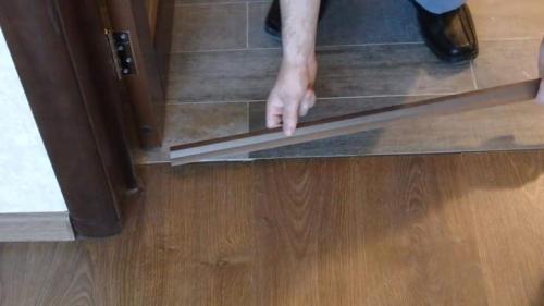 Направление рисунка линолеума. Как идеально подогнать рисунок линолеума на пороге между комнатами