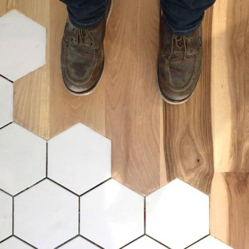 Направление рисунка линолеума. Как идеально подогнать рисунок линолеума на пороге между комнатами