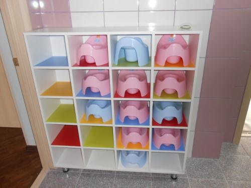 Шкафчики в раздевалке детского сада. Разнообразие моделей