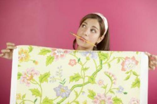 Можно ли поклеить обои на старые бумажные. Процесс поклейки обоев