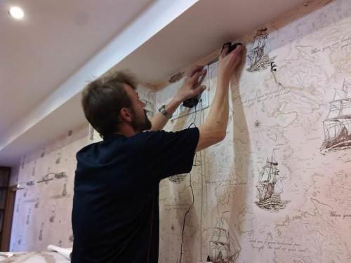 Можно на старые обои клеить новые. В каких случаях разрешается оставить старый слой 02