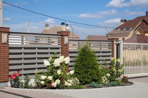 Палисадник из профлиста. Тонкости в дизайне палисадника 02