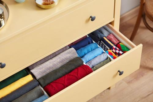 Как хранить вещи в шкафу на глубоких полках. Хранение вещей дома