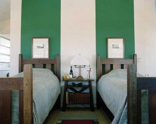 Полосатые обои в спальне 06