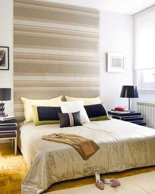 Полосатые обои в спальне 04