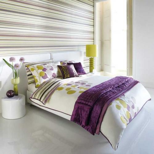 Полосатые обои в спальне 01