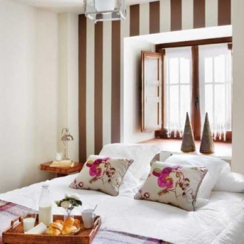 Полосатые обои в спальне 02