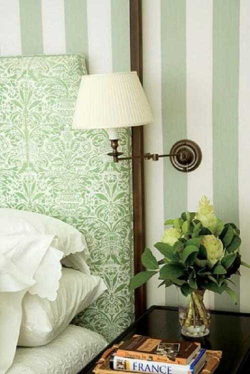Полосатые обои в спальне 15