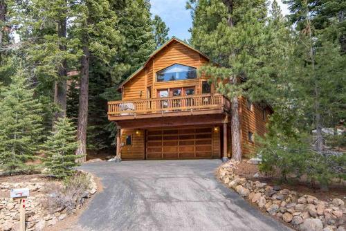 Цвет фасада дома с вишневой крышей. Основные рекомендации