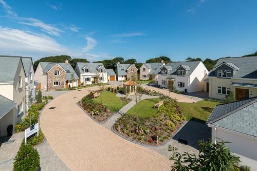 Цвет фасада дома с вишневой крышей. Основные рекомендации