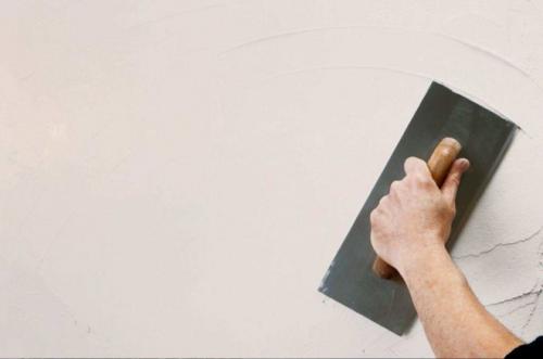 Нужно ли шпаклевать стены после гипсовой штукатурки под обои. Зачем шпаклевать стены?
