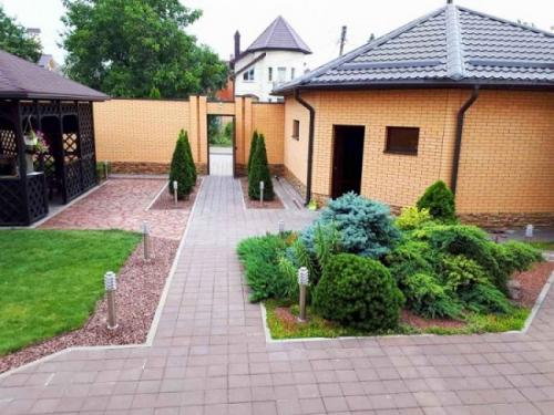 Дизайн небольшого участка возле частного дома. Принципы планировки двора возле частного дома 02