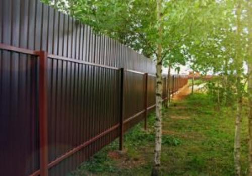 Установка железного забора своими руками. Из профнастила