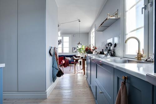 Красивый скандинавский интерьер в оттенках синего (47 кв. м) 05