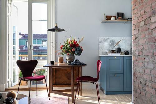 Красивый скандинавский интерьер в оттенках синего (47 кв. м) 01