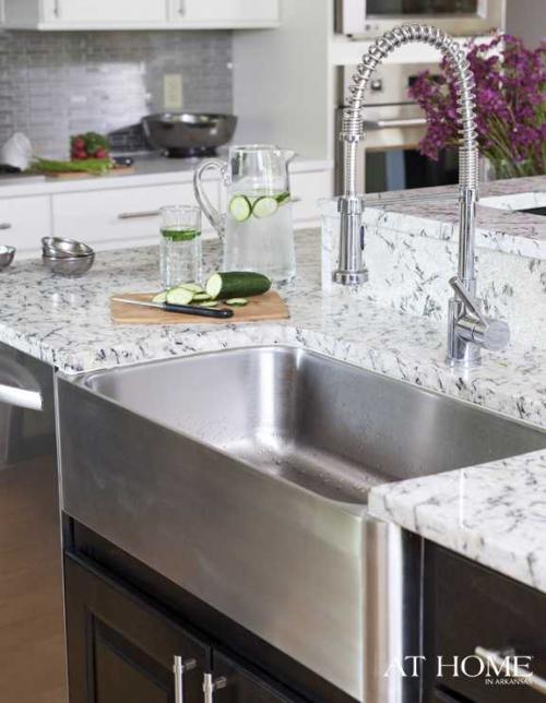 Легкая кухня в одном американском доме 04