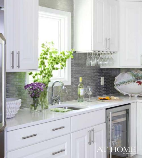 Легкая кухня в одном американском доме 06