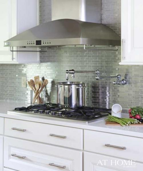 Легкая кухня в одном американском доме 02