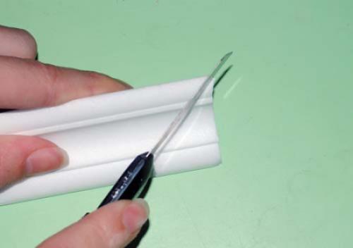 Плинтус потолочный чем резать. Как правильно резать углы потолочных плинтусов: как с помощью стусла так и без него