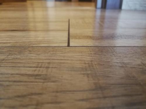 Вздулся ламинат от воды, что делать. Как устранить вздутие ламината без разборки