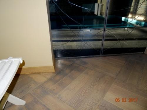 Как исправить почерневший паркет. Почему появились темные пятна на паркетной доске и в чем причина?