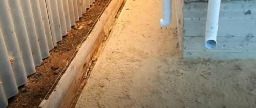 Бетонная отмостка вокруг дома своими руками. Закладка дополнительных материалов 06 Бетонная отмостка вокруг дома своими руками. Закладка дополнительных материалов 06