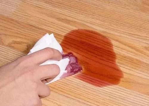 Почернел паркет от воды. Удаление пятен с паркета после залива водой