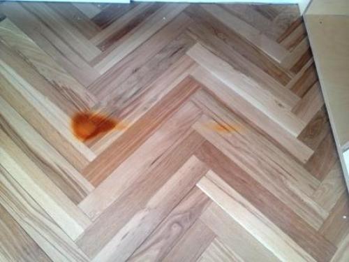 Как исправить почерневший паркет. Почему появились темные пятна на паркетной доске и в чем причина?