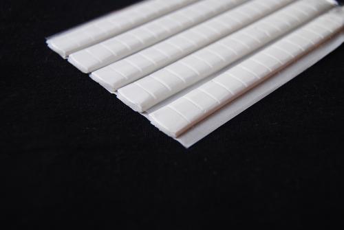 Как прикрепить бумажные украшения к стенам, чтобы не повредить их. 10 способов прикрепить гирлянду к стене