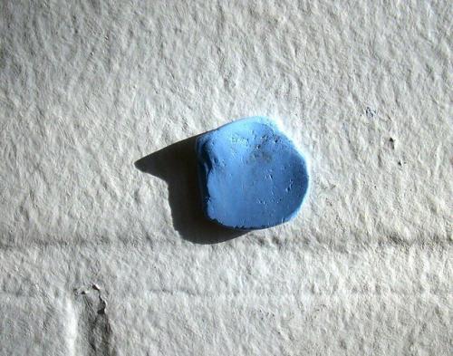 Как прикрепить бумажные украшения к стенам, чтобы не повредить их. 10 способов прикрепить гирлянду к стене