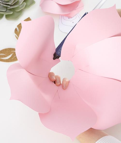 Как создать бумажные цветы для комнаты. Мастер-класс: объемные цветы для украшения стены своими руками