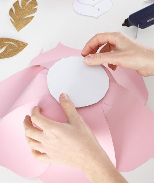 Как создать бумажные цветы для комнаты. Мастер-класс: объемные цветы для украшения стены своими руками