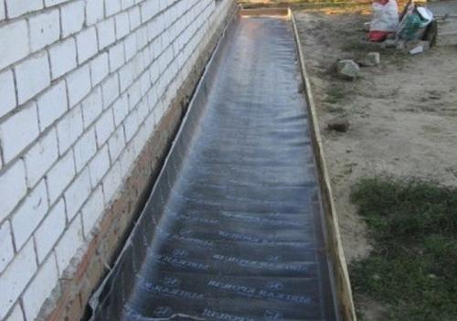 Гидроизоляция бетонной отмостки. Способы гидроизоляции отмостки