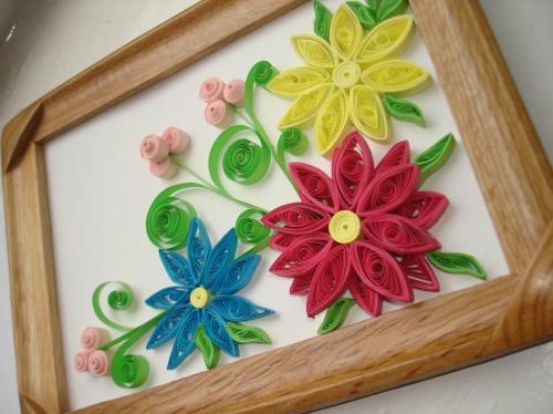 Какие бумажные техники помогут создать уникальное украшение. Мастер-классы для начинающих с фото Для создания элементарных поделок в технике квиллинг сначала нужно научиться пользоваться готовыми схемами и шаблонами. Сегодня проводятся мастер-классы и курсы по бумагокручению для начинающих, цель которых — обучить базовым методам и приёмам.