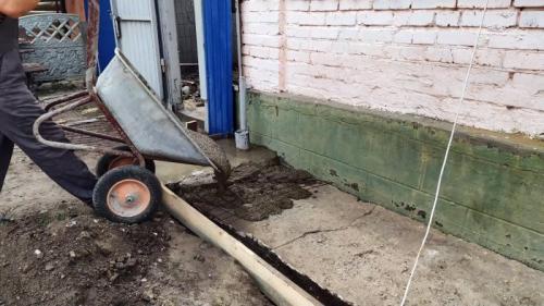 Как выровнять бетонную отмостку. Процесс ремонта разрушенной отмостки