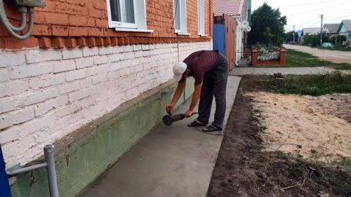 Как выровнять бетонную отмостку. Процесс ремонта разрушенной отмостки