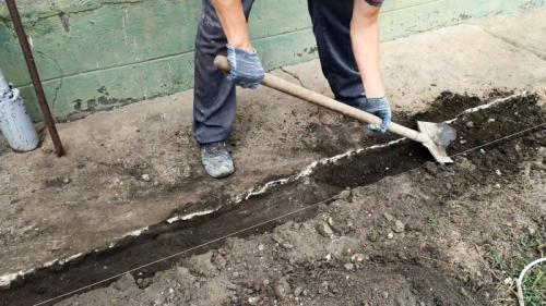 Как выровнять бетонную отмостку. Процесс ремонта разрушенной отмостки