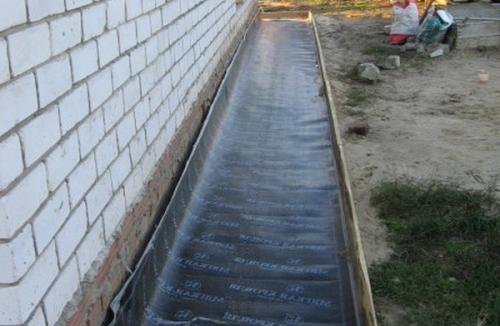 Чем обработать отмостку вокруг дома. Гидроизоляция отмостки дома окрасочным методом