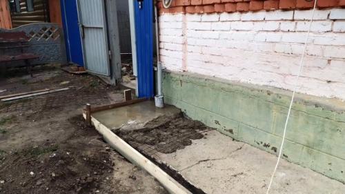 Как выровнять бетонную отмостку. Процесс ремонта разрушенной отмостки