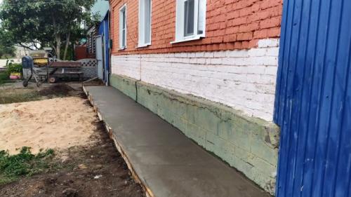 Как выровнять бетонную отмостку. Процесс ремонта разрушенной отмостки