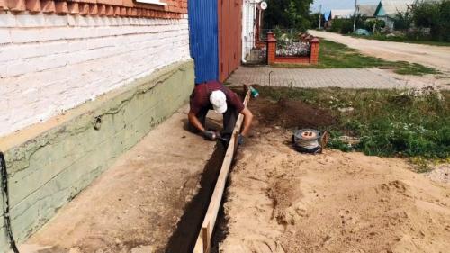 Как выровнять бетонную отмостку. Процесс ремонта разрушенной отмостки