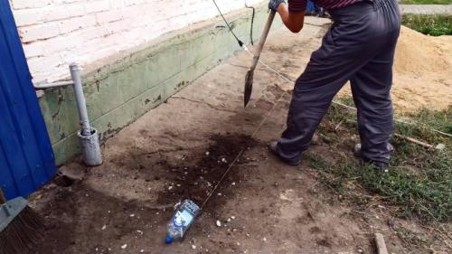 Как выровнять бетонную отмостку. Процесс ремонта разрушенной отмостки