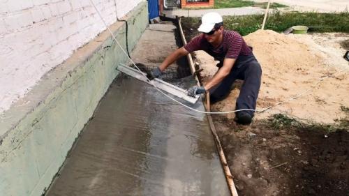 Как выровнять бетонную отмостку. Процесс ремонта разрушенной отмостки