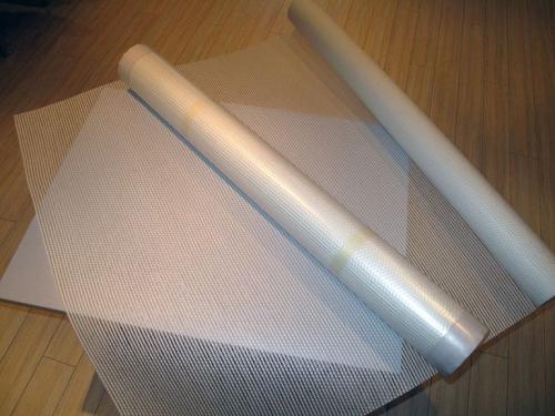 Как клеить стеклообои на потолок. Зачем клеить стеклообои на потолок и как это сделать правильно