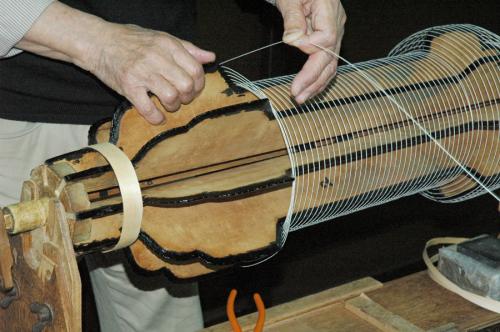 Творим шедевры из бумаги: как украсить комнату своими руками 13