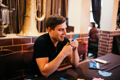 Сколько времени обычно уходит на создание декоративных изделий из оригами. Паперкрафт-мастер Сергей Евстратов: «Люди думают: раз это бумага, стоить должно дёшево»