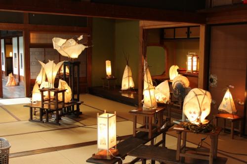 Творим шедевры из бумаги: как украсить комнату своими руками 15