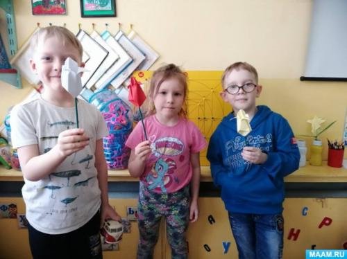 Можно ли использовать оригами в качестве подарков или сувениров к весне. Подарок для мамы на 8 марта. Поделка из пластиковых баночек и цветной бумаги «Оригами — тюльпан» с детьми 5–6 лет